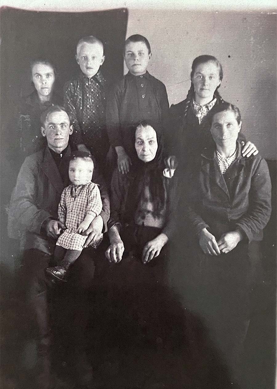 Anna-Kathaina in der Mitte im Kreise ihrer Kinder und Enkelkinder die zu der Zeit nicht im Lager waren September 1951