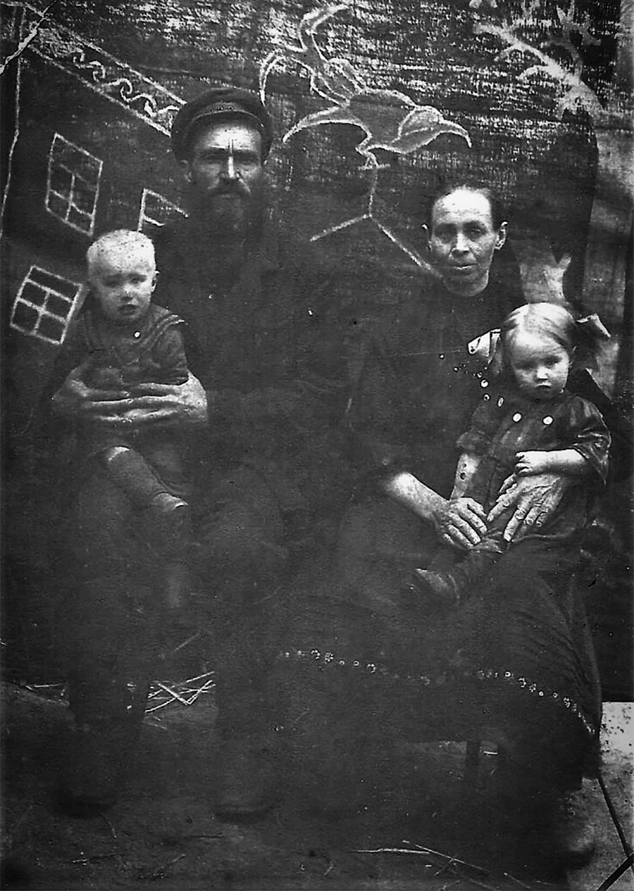 Eheleute Emanuel und Anna-Katharina Werle mit Enkelkindern 1931