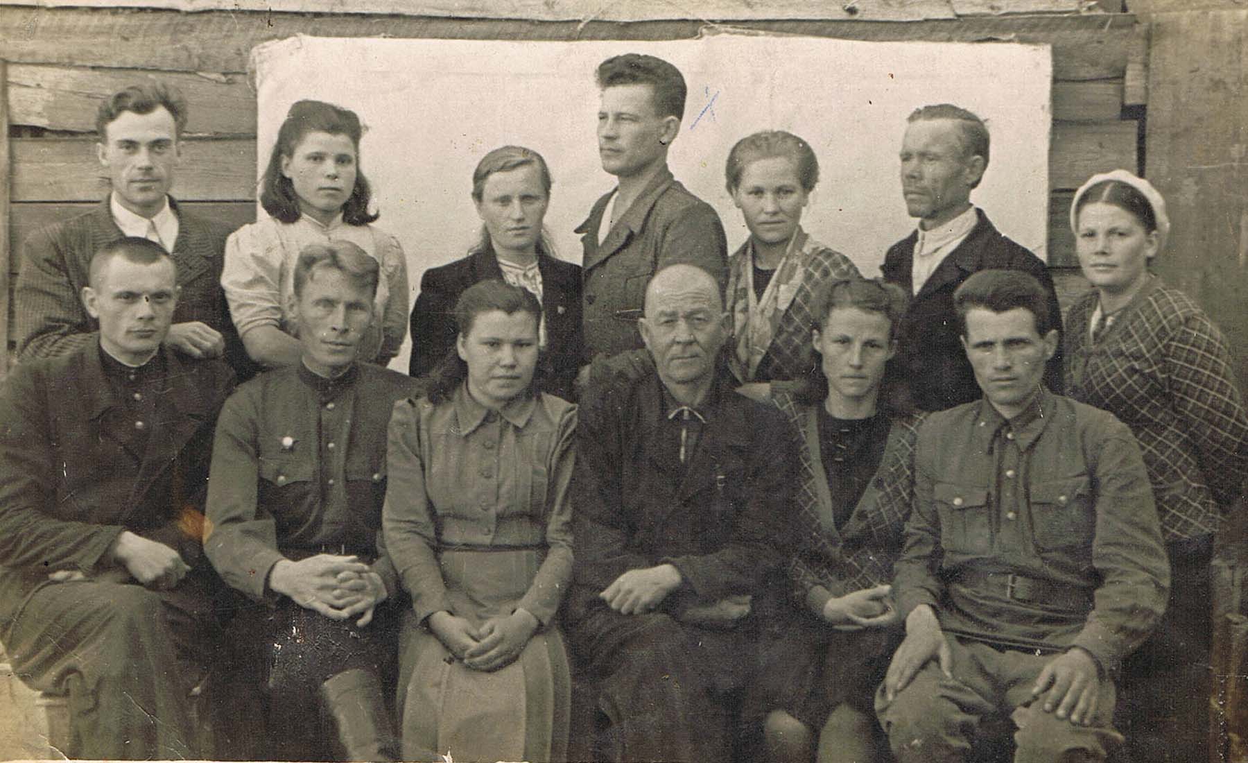 Christian Rosengrün (hintere Reihe Mitte) ca. 1946 in der Verbannung in der Teilrepublik Komi, Nordrussland