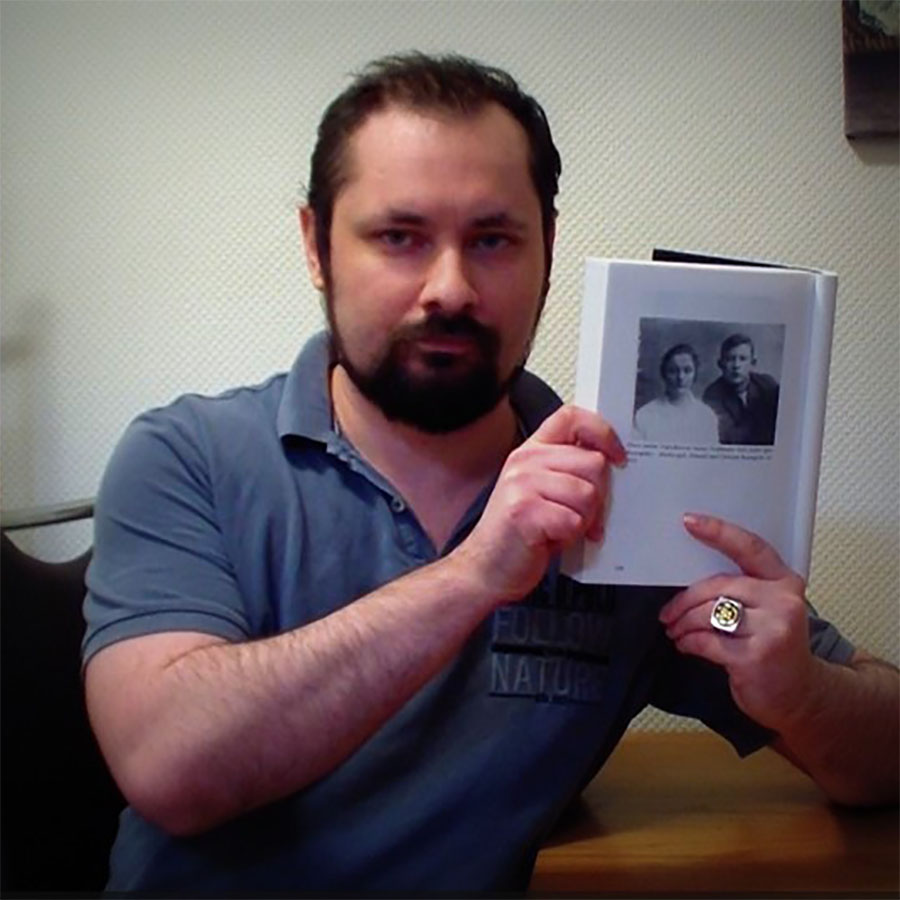 Edgar Seibel mit Familienbuch in dem Christian und Amalia Rosengrün sind