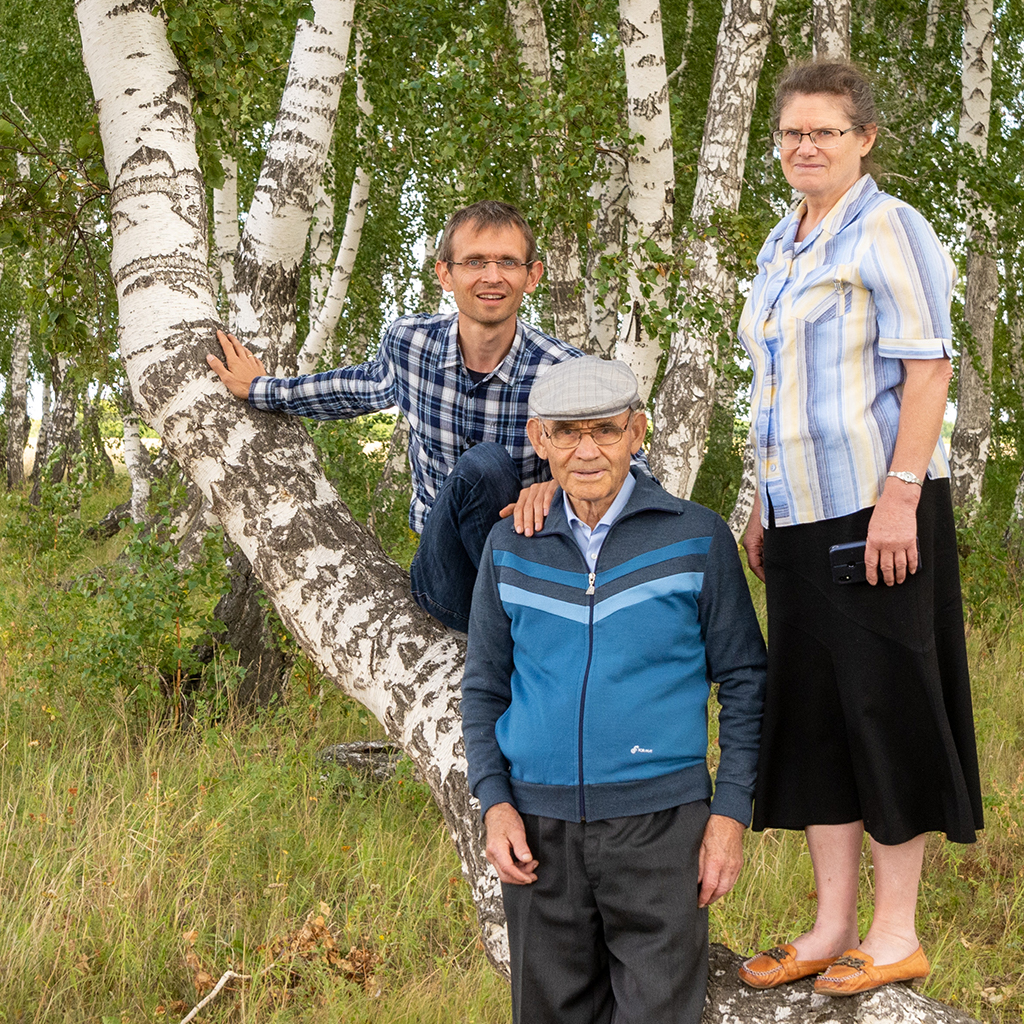 Artur Fast mit Opa und Tante Helene in Sibirien in der Nähe von Karatal (August 2019)