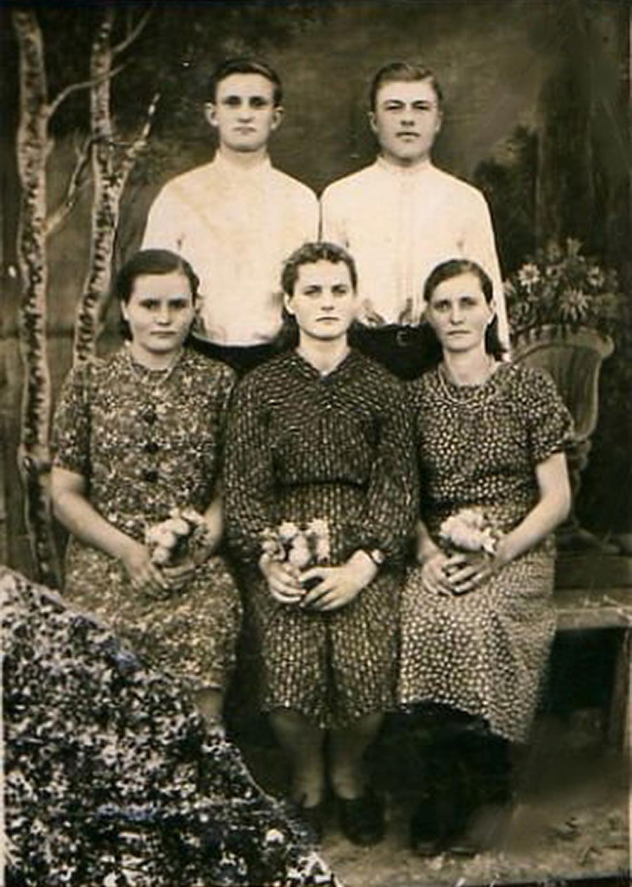 Emma Aifeld (Mitte) und ihre deutschen Freunde, die ebenfalls nach Mynbulak deportiert wurden