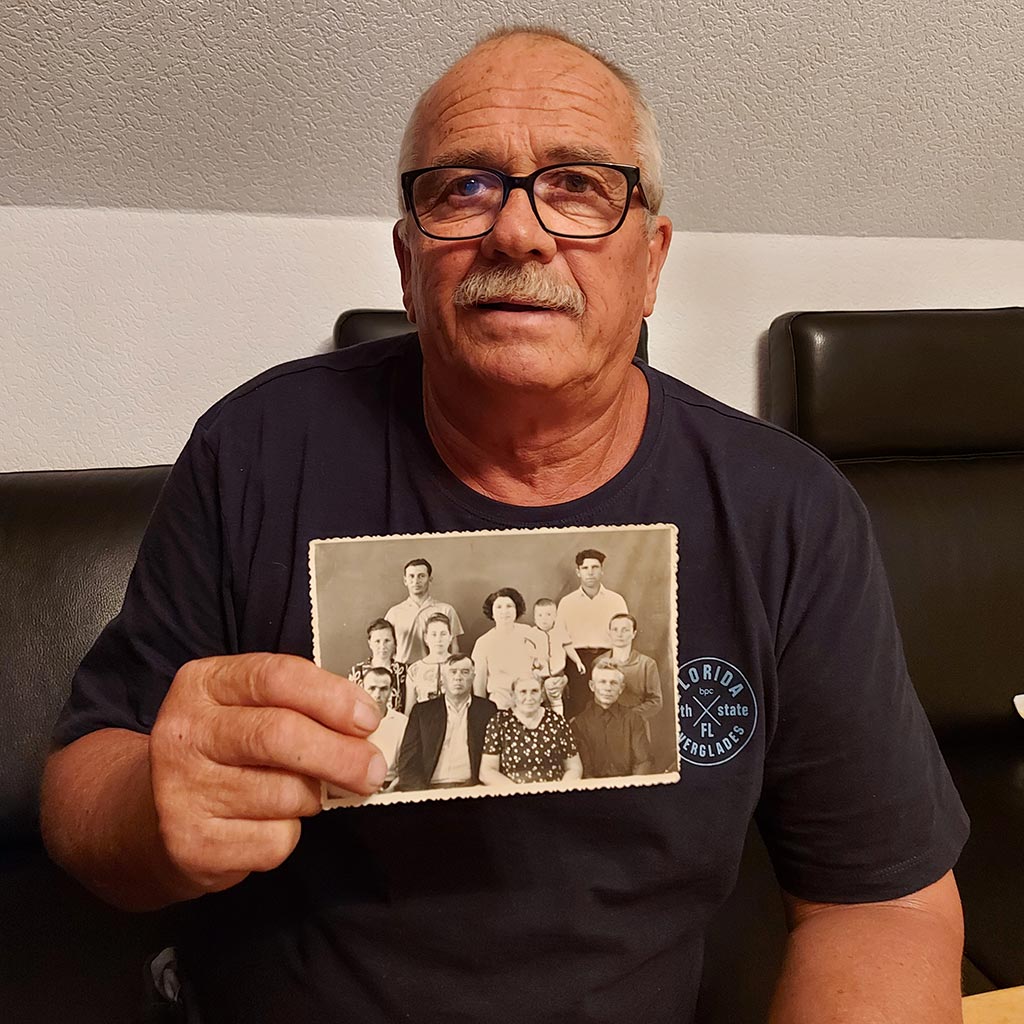 Waldemar Kerbel mit Foto der Familie Kerbel