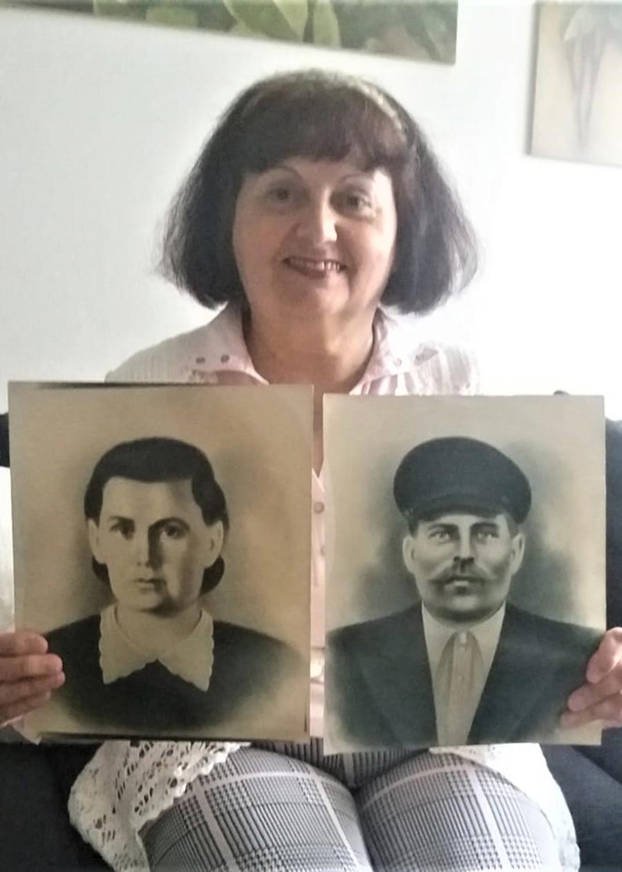 Paulina Micheilis mit Fotos von ihren Großeltern Alwina und Jacob