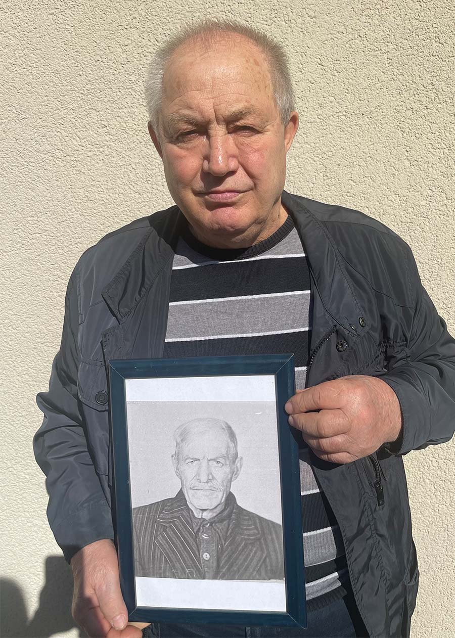 Willi Bomm mit Foto von Vater Johann Bomm