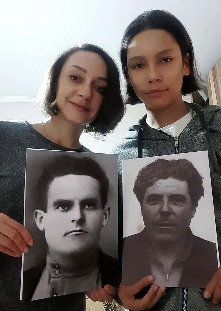 Waldemar Kerbel mit Foto seiner Mutter Amalia Kerbel