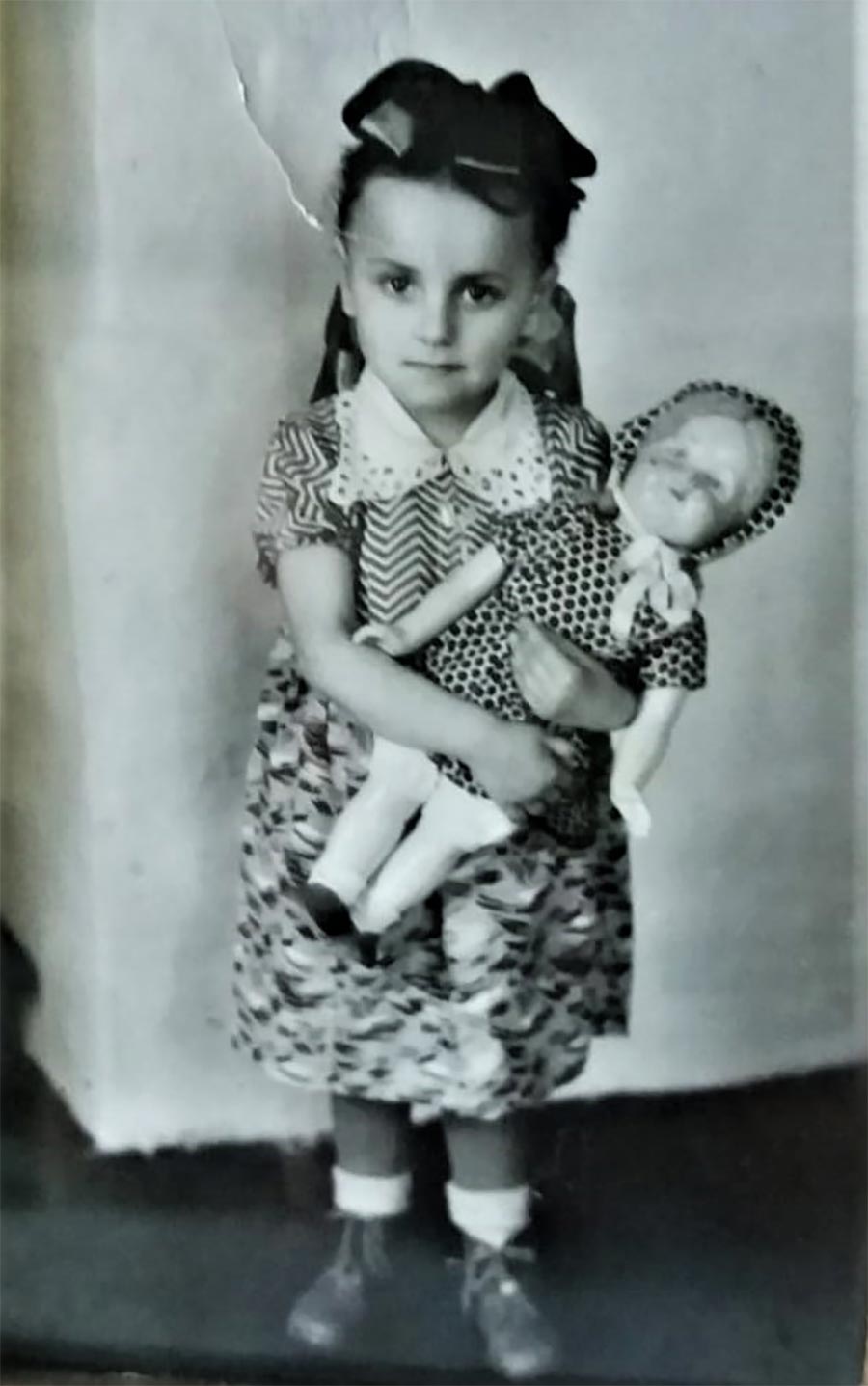 Paulina Michaelis (*1954) mit Puppe
