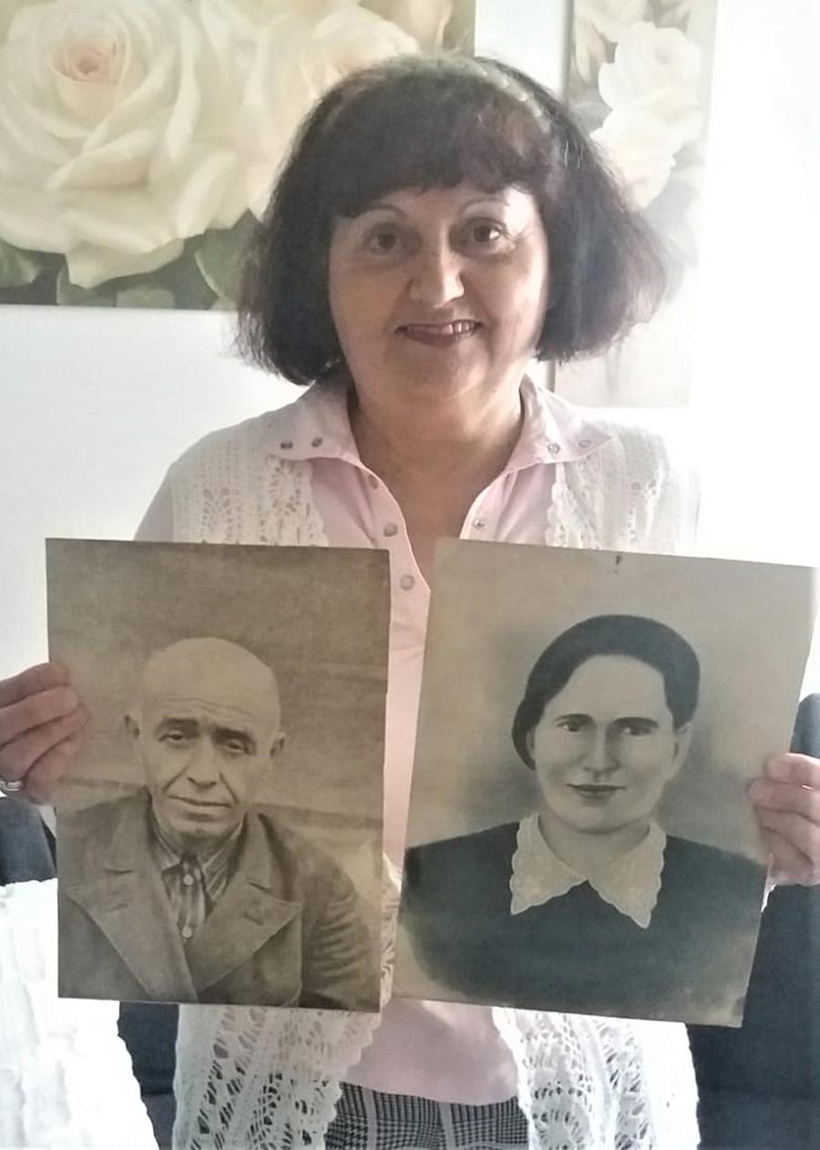 Paulina Micheilis mit Fotos von ihren Großeltern Paulina und Johann