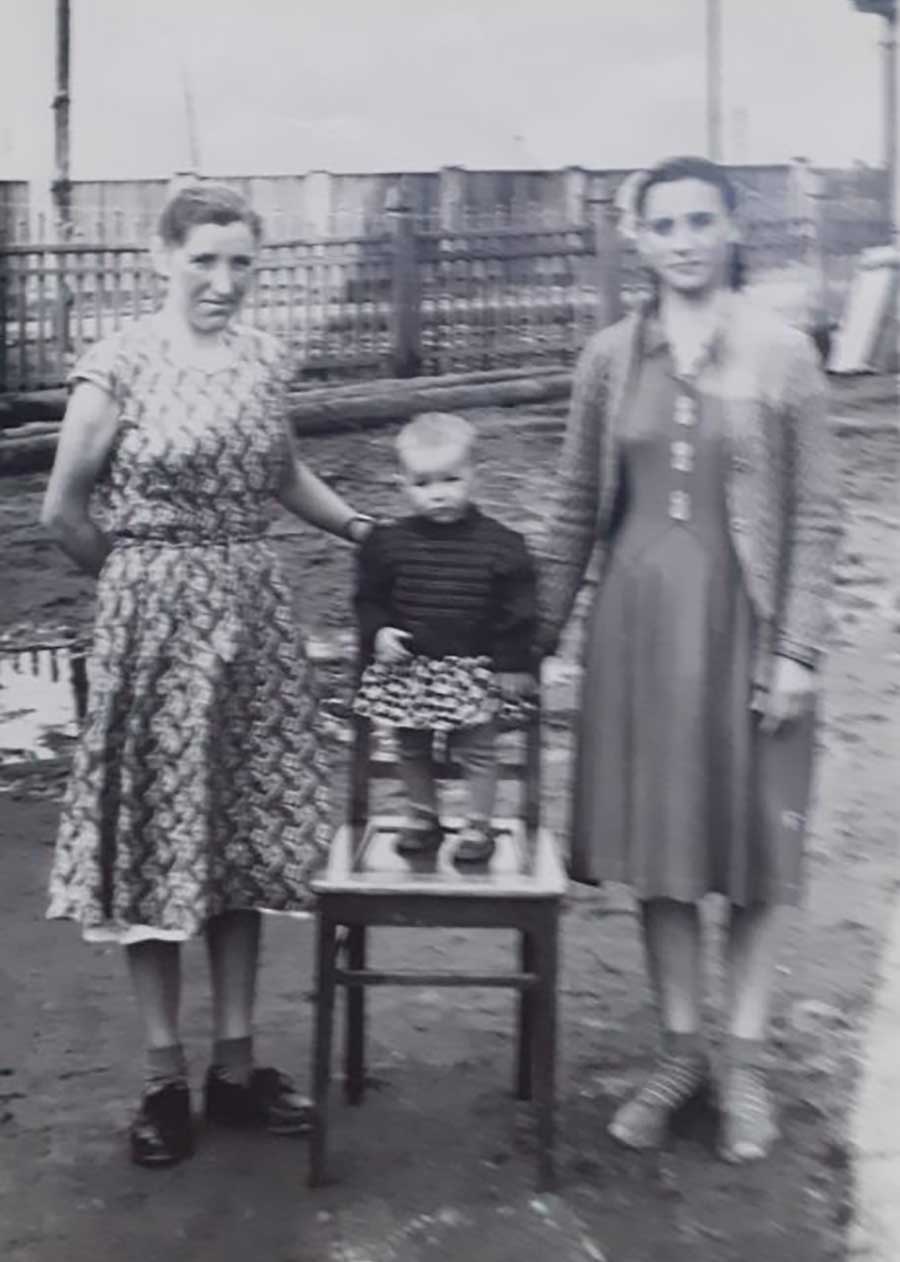 Maria Eiswirt, rechts Selma Eiswirt in der Mitte ihre Nichte (die Tochter Nelli von Johannes Eiswirt)