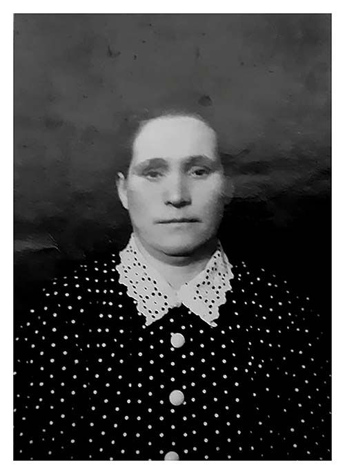 Therese Eiswirt wurde mit ihrer Familie im Zuge der „Heim ins Reich“ - Politik des Dritten Reiches aus der Ukraine über Polen nach Deutschland evakuiert. Am 21. März 1944 wurden sie in Polen eingebürgert. 1945 wurde sie mit ihrer Familie zurück in die Sowjetunion deportiert. 