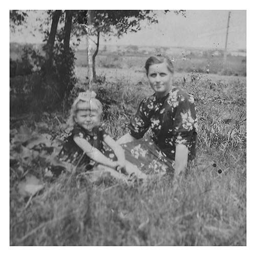 Berta Kurilowa (geb. Geier) mit ihrer Tochter Alina während der deutschen Okkupation in der Ukraine 1941-1943.