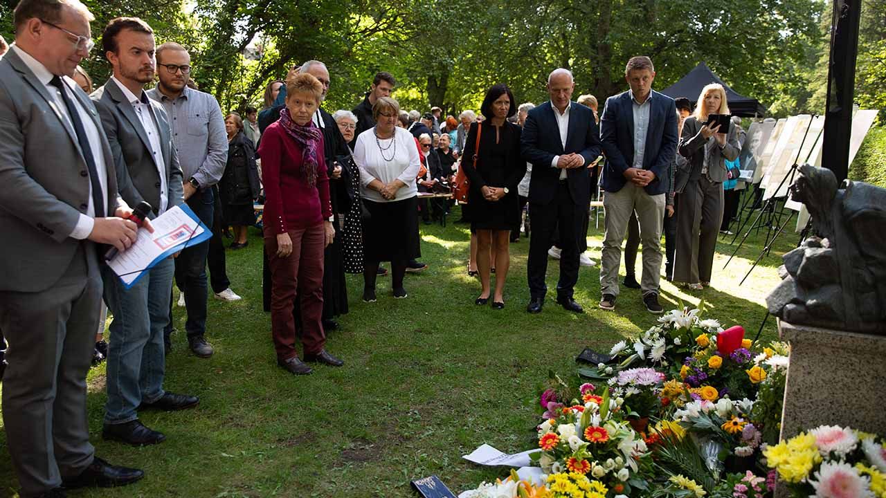 Vertreter aus Politik und Gesellschaft legen in Erinnerung an die Deportation der Deutschen in der Sowjetunion vor 81 Jahren Kränze nieder.