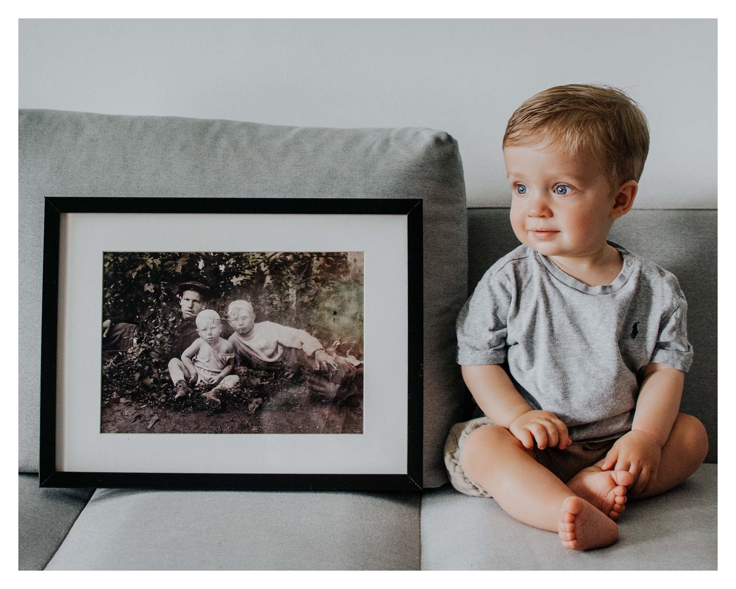 Katharina Janz mit Foto von Mutter Hulda Dell, geb. Kopp