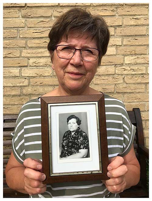 Katharina Janz mit Foto von Mutter Hulda Dell, geb. Kopp